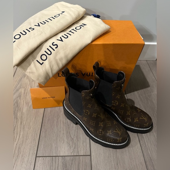 100% Authentic. The LV Beaubourg ankle boot in patent Monogram canvas - Picture 2 of 13